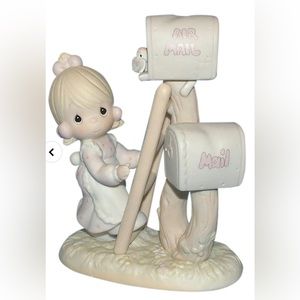 Precious Moments figurine “Good News is So Uplifting”